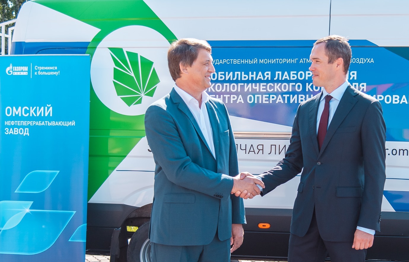 Омский НПЗ передал региональному Минприроды новый газоанализатор для эколаборатории