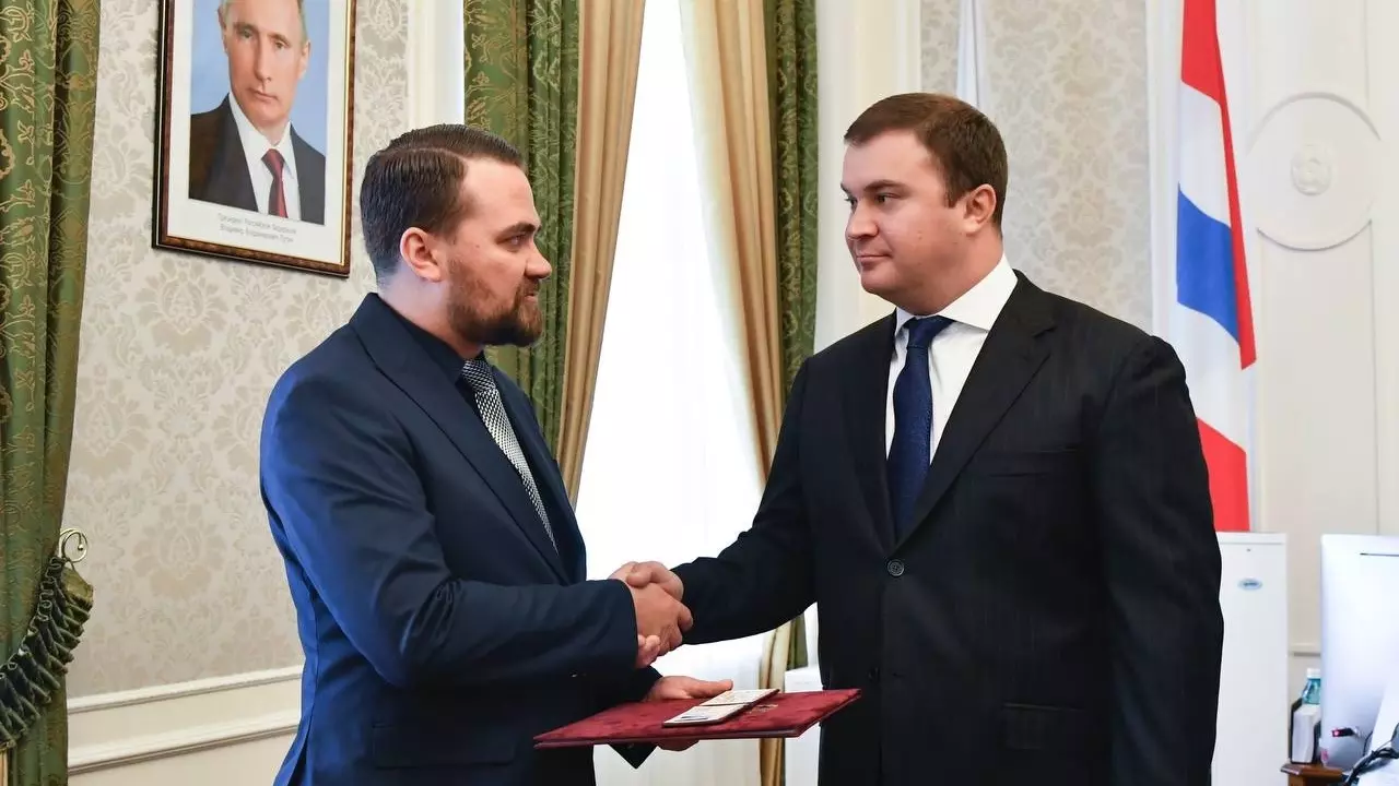 Хоценко вручили удостоверение об избрании губернатором Омской области