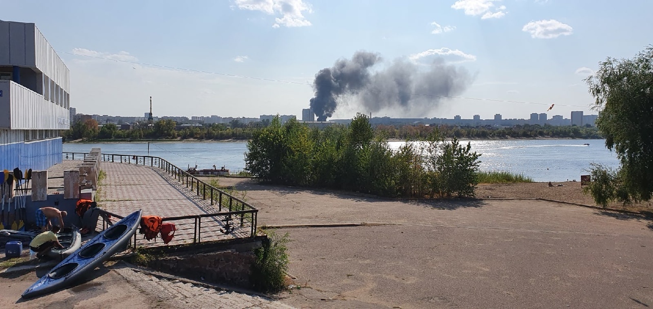 В Омске крупный пожар охватил два частных дома