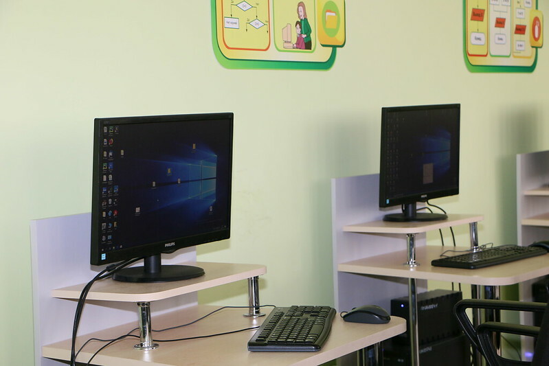 Семь омских школ заставили поменять стулья в кабинетах информатики