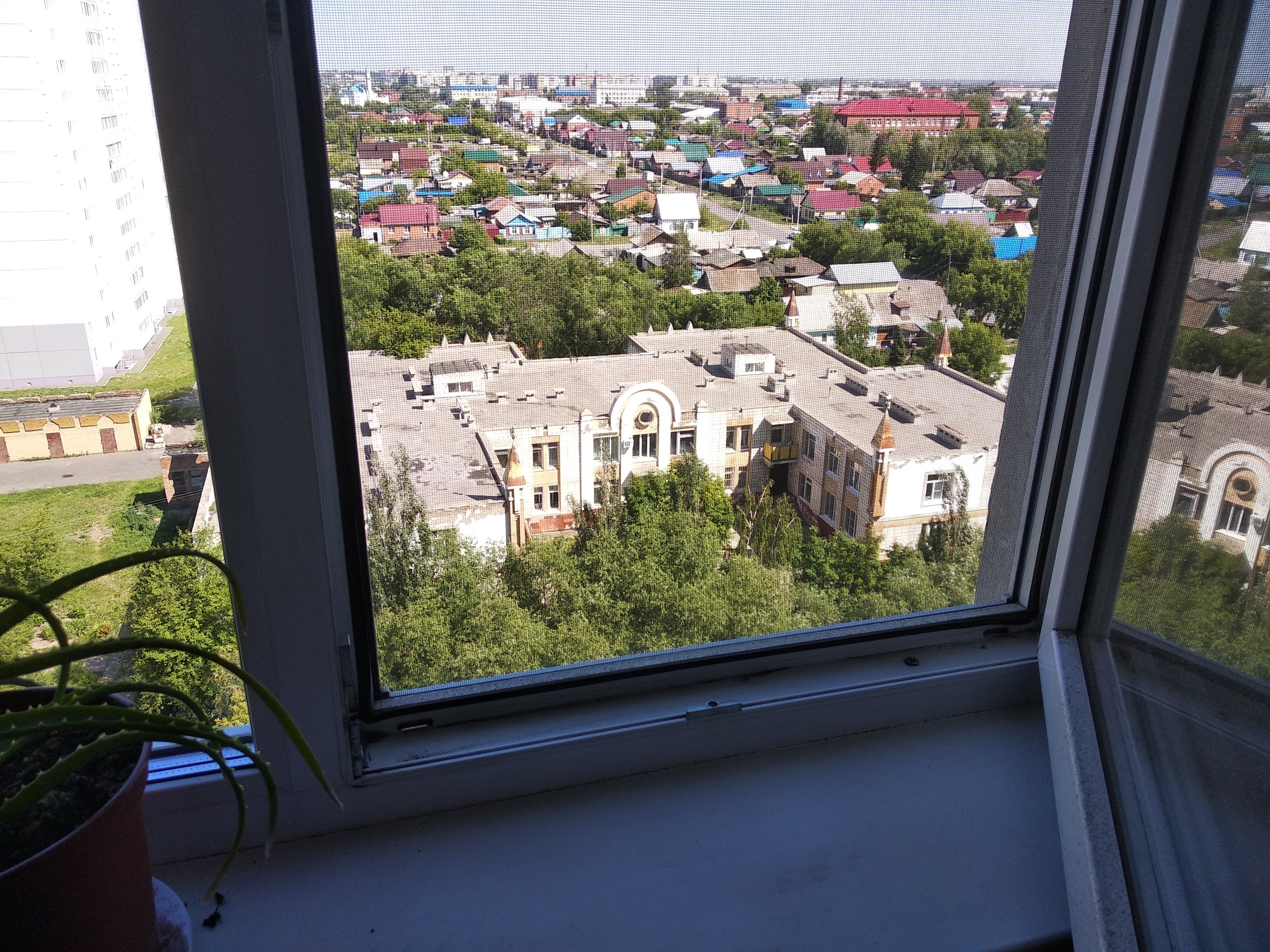 В Омске четырехлетняя девочка выпала из окна на четвертом этаже
