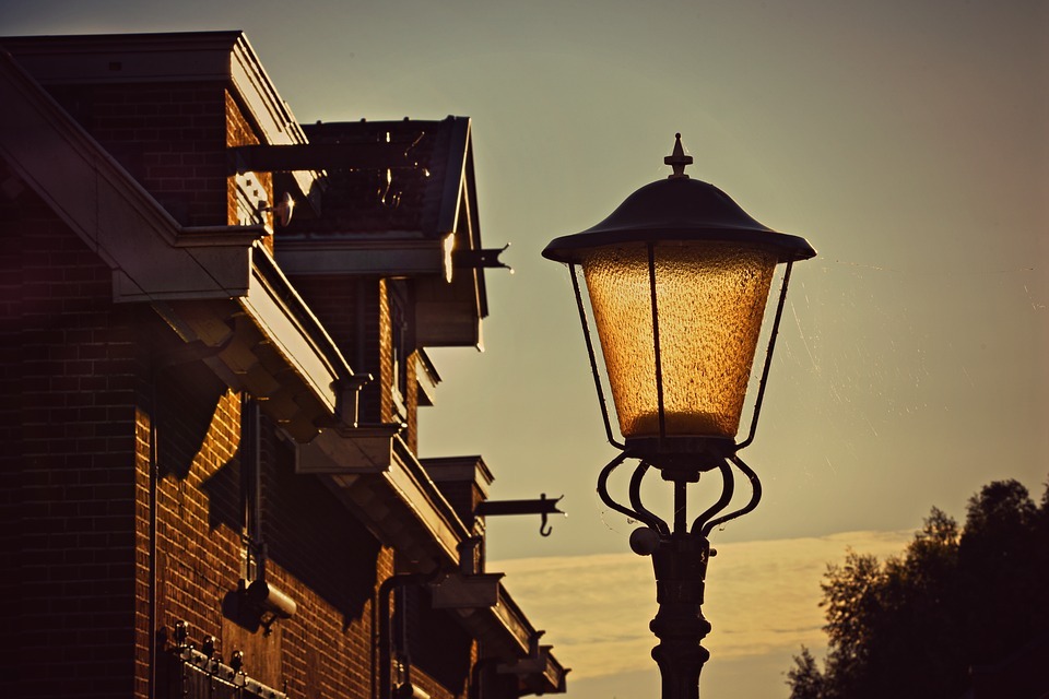 Омич-романтик похитил уличный фонарь в подарок своей девушке