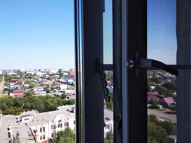 В Омской области со второго этажа выпала четырехлетняя девочка