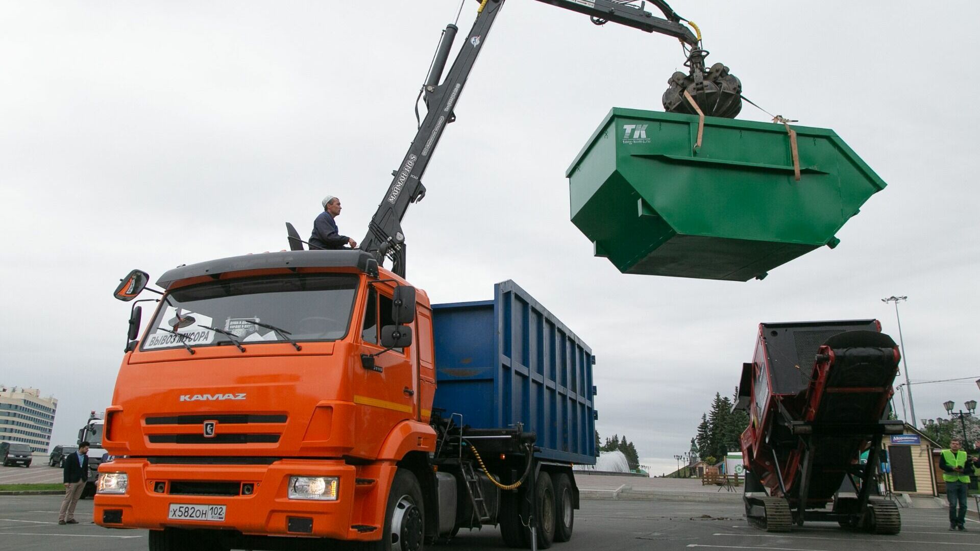 Более 200 мусоровозов Ленобласти начнут делиться своими маршрутами с РЭО