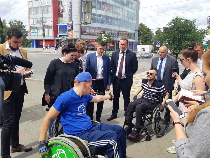 Мэр Нижнего Тагила посадил дорожников в инвалидные кресла для инспекции улиц