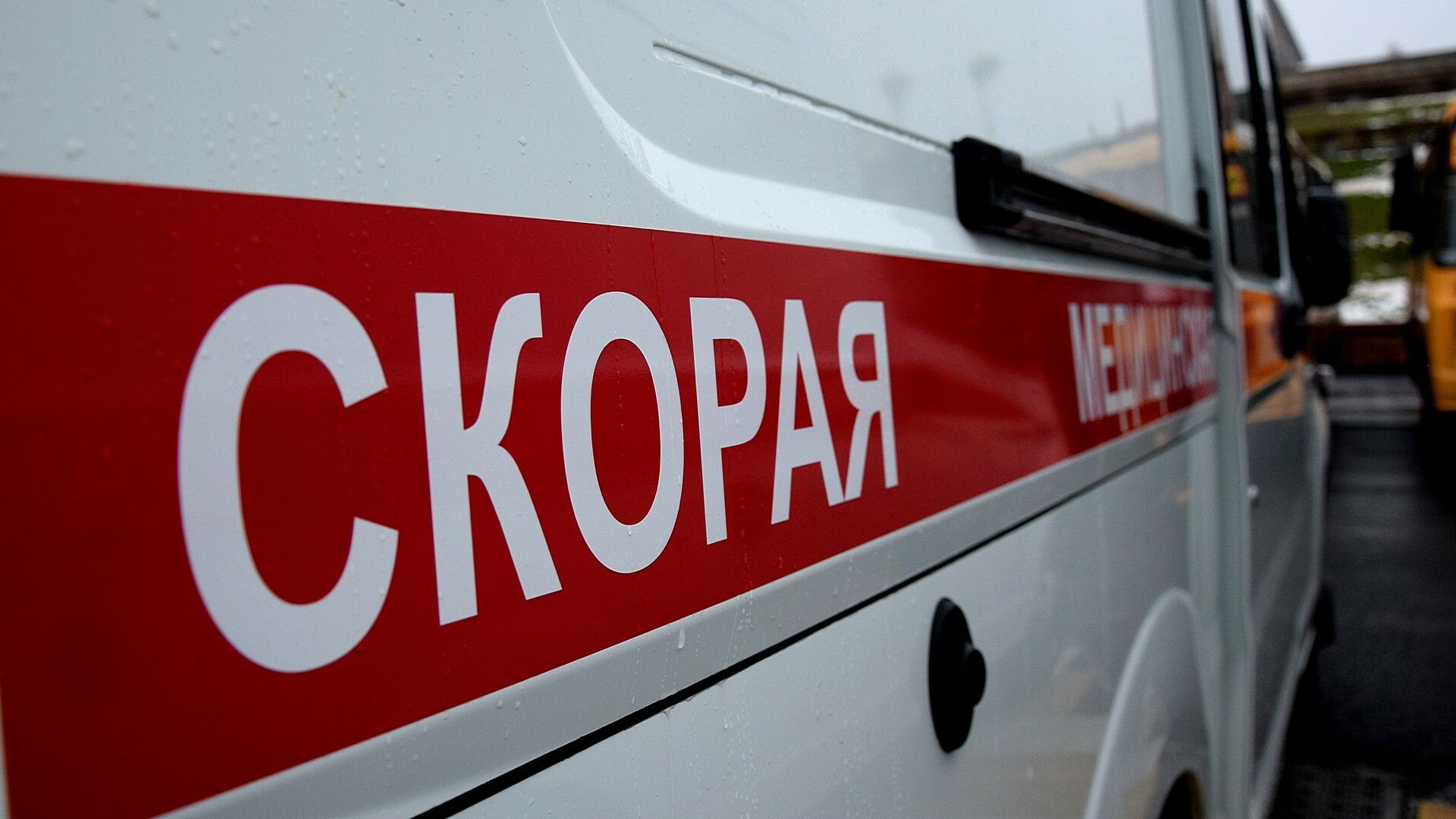 В Омске полицейские ищут водителя зеленой легковушки, сбежавшего после ДТП