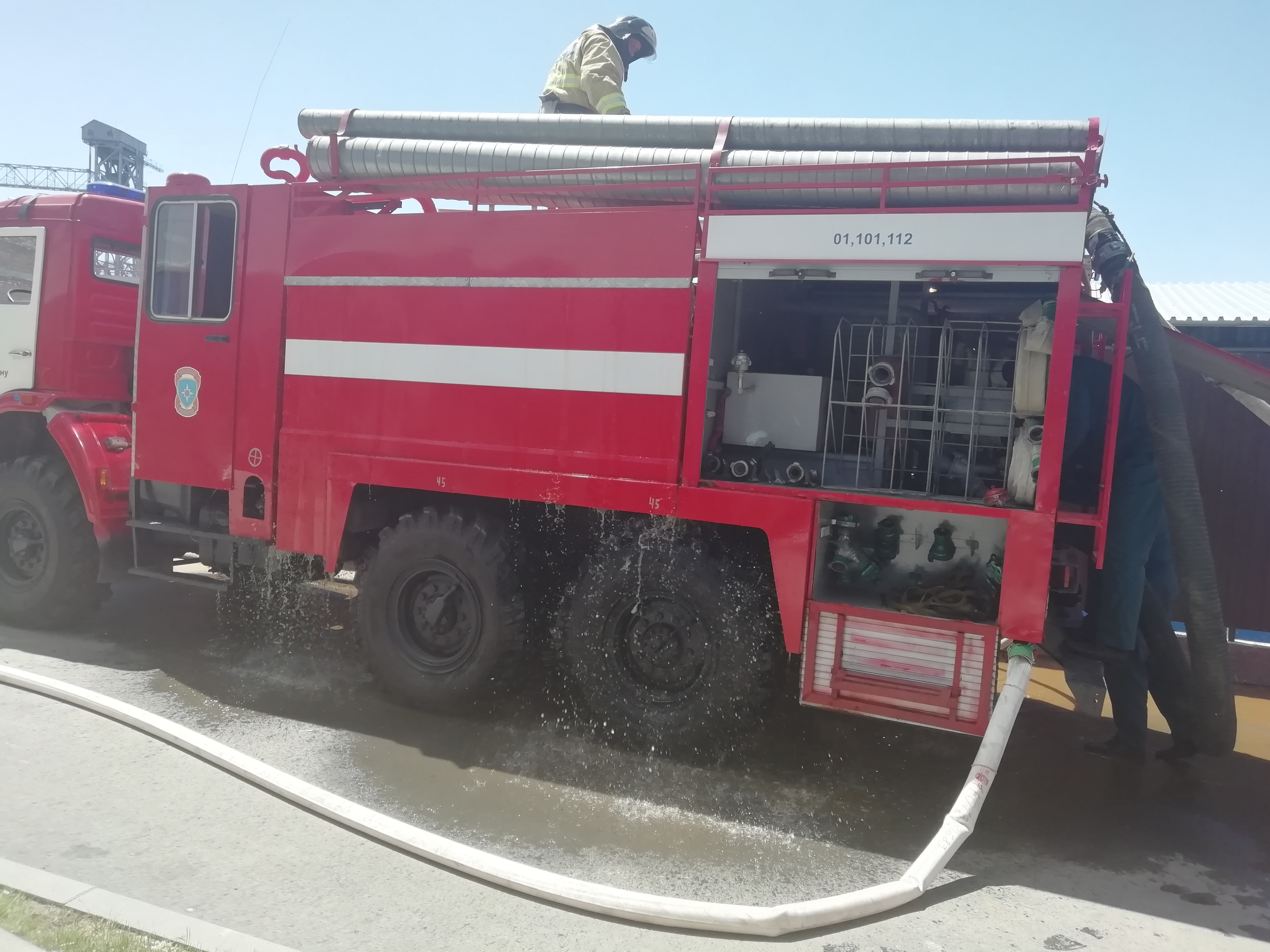 Омские пожарные катались с горки на детской площадке