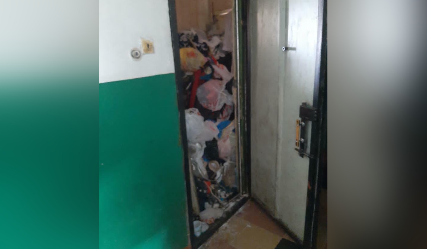 Омичка с синдромом Плюшкина завалила квартиру дурно пахнущим мусором