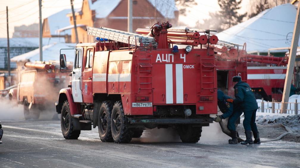 В Омске 55 спасателей тушат пожар в центре города