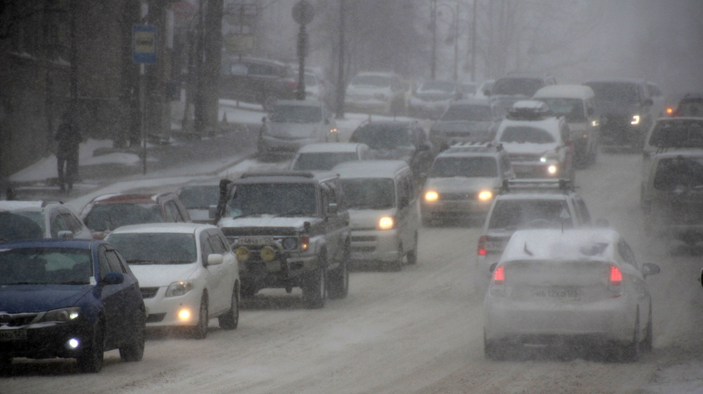 Омских водителей предупредили об опасном снегопаде