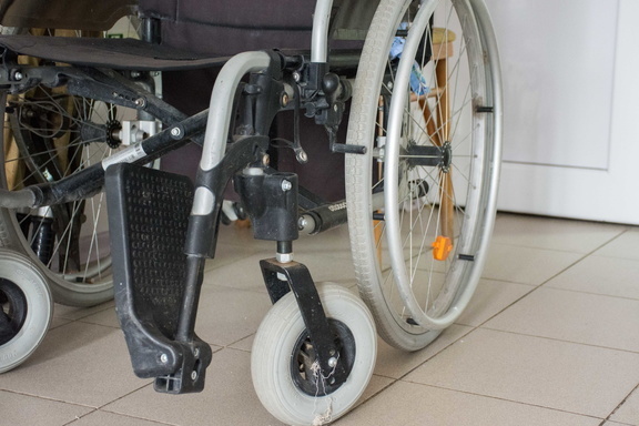В Омске наледь едва не убила женщину в инвалидной коляске