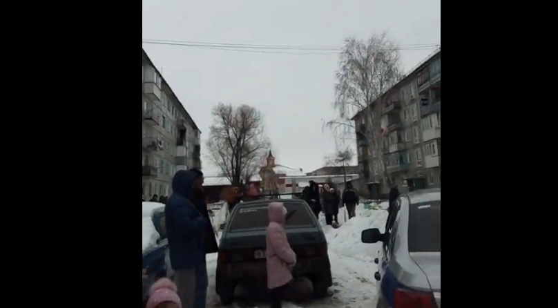 В Омске срочно эвакуировали всех жильцов многоэтажки из-за звонка
