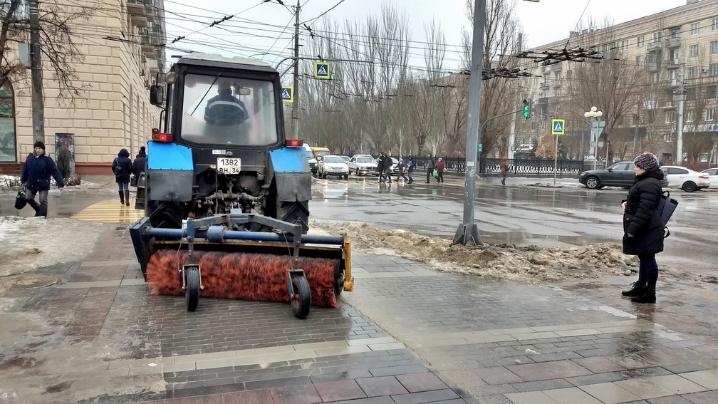 Дорожники начали чистить омские улицы по летнему варианту