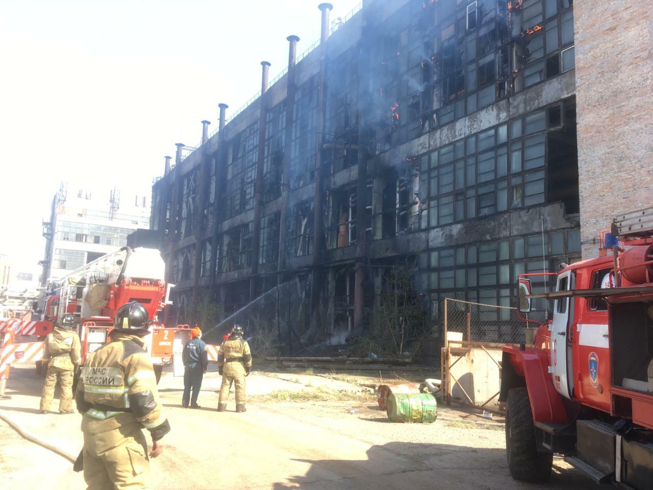 В Омске снова загорелся бывший завод пластмасс