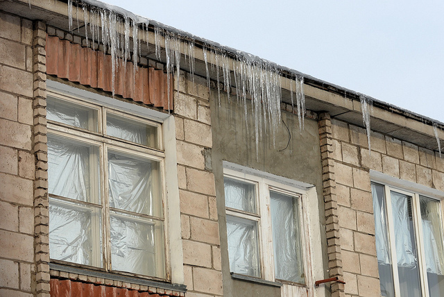 Из-за оттепели в Омске начался сход снега с крыш