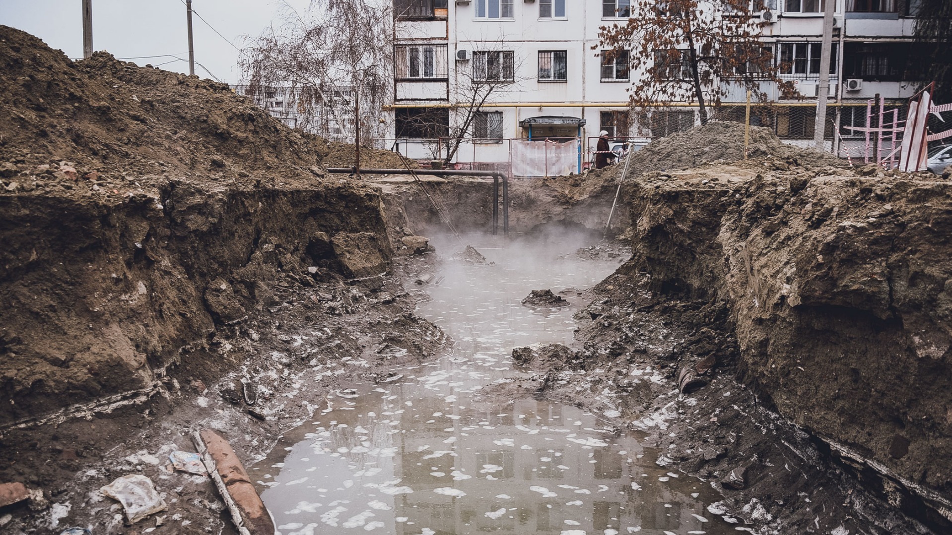 В Омской области на территории школы коммунальщики бросили огромную яму с водой