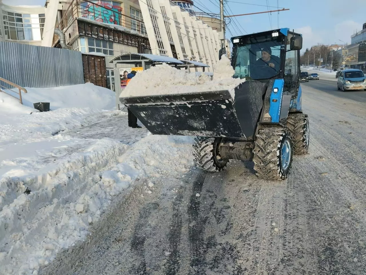 На уборку снега выходит до 300 единиц техники