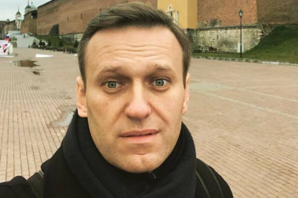 Навальный, которого спасли омские врачи, возвращается обратно
