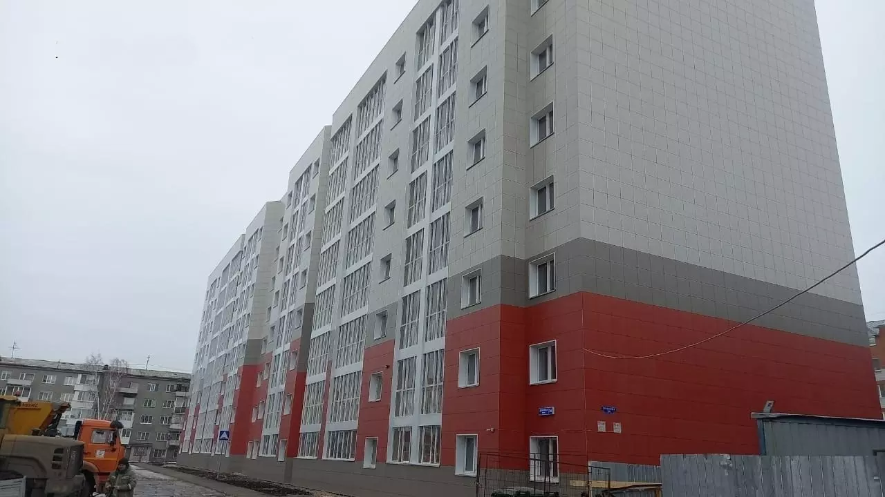 На Левобережье Омска ввели в эксплуатацию новую восьмиэтажку на 192 квартиры