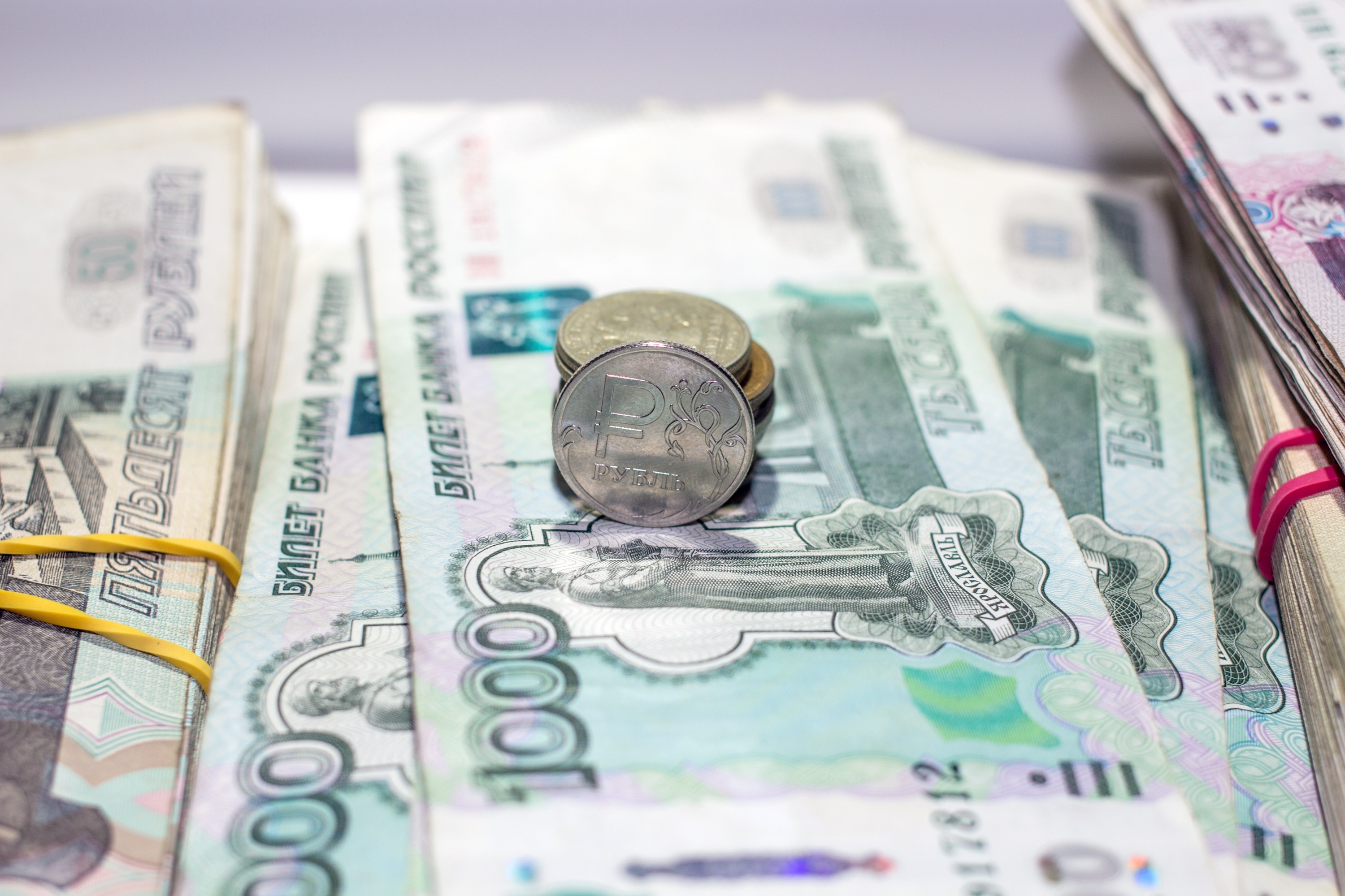 Рубль вырос к резервным валютам
