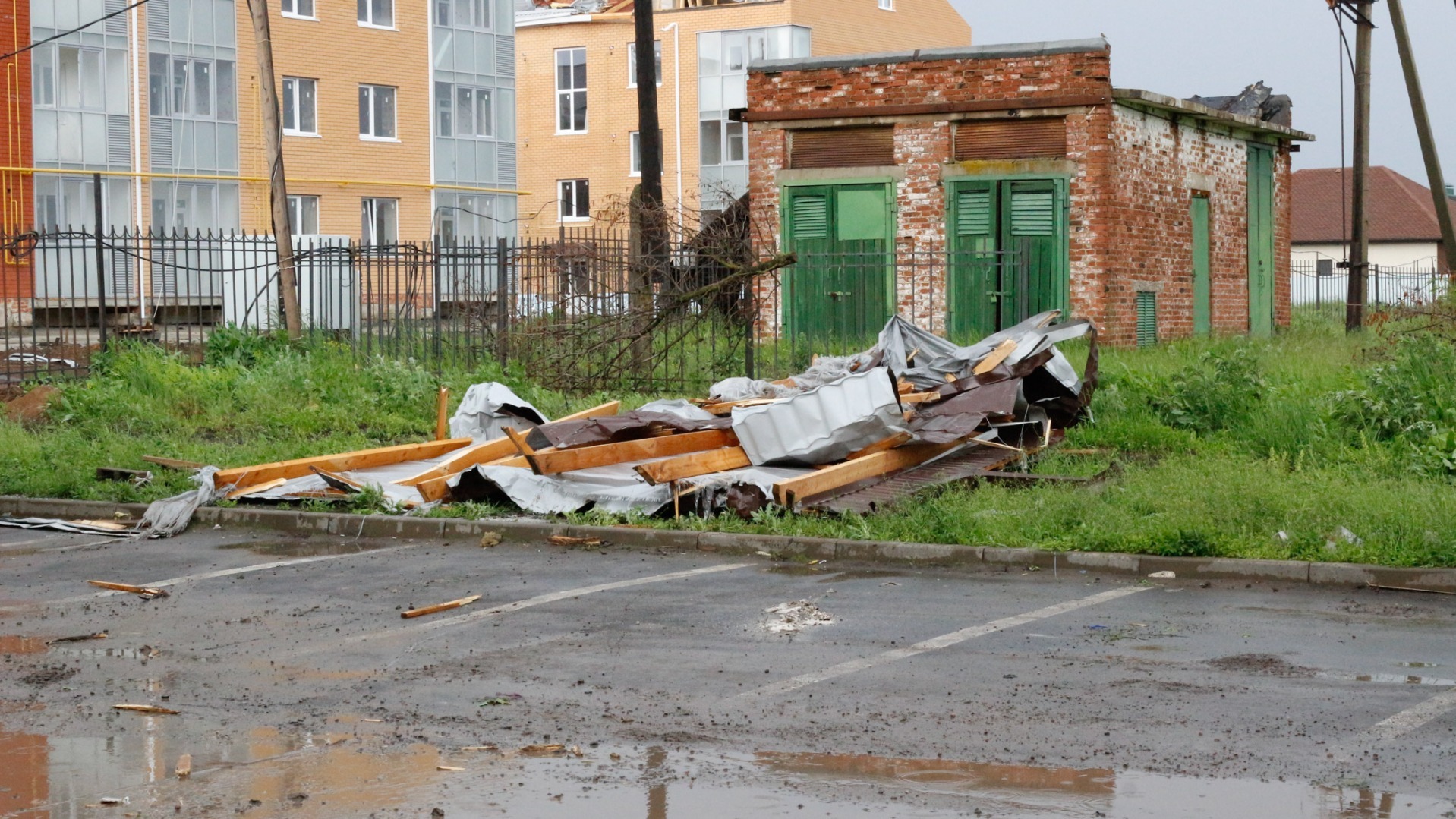 Штормовой ветер в Омске разрушил остановки, дома и повалил деревья
