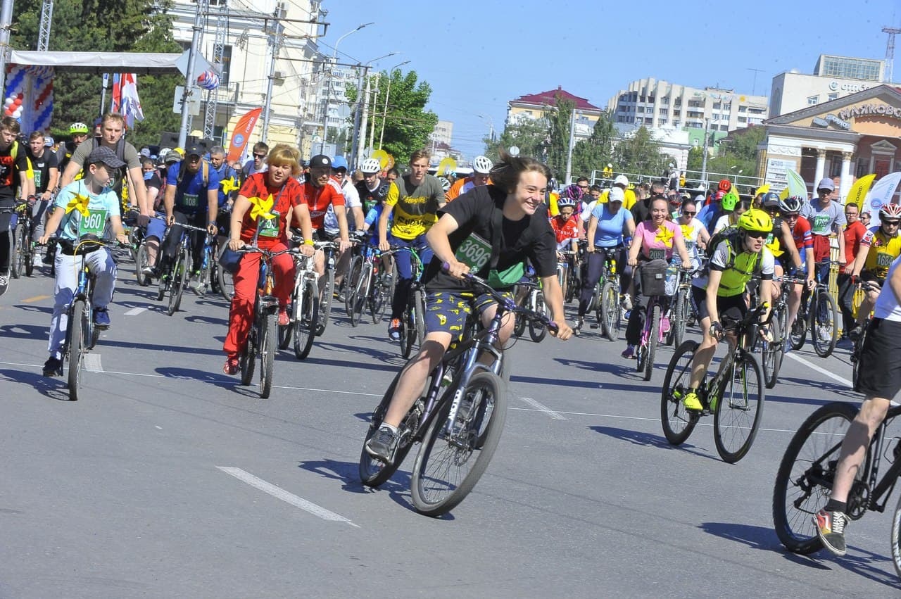 Омичи на велосипедах устроили массовый заезд по центру города