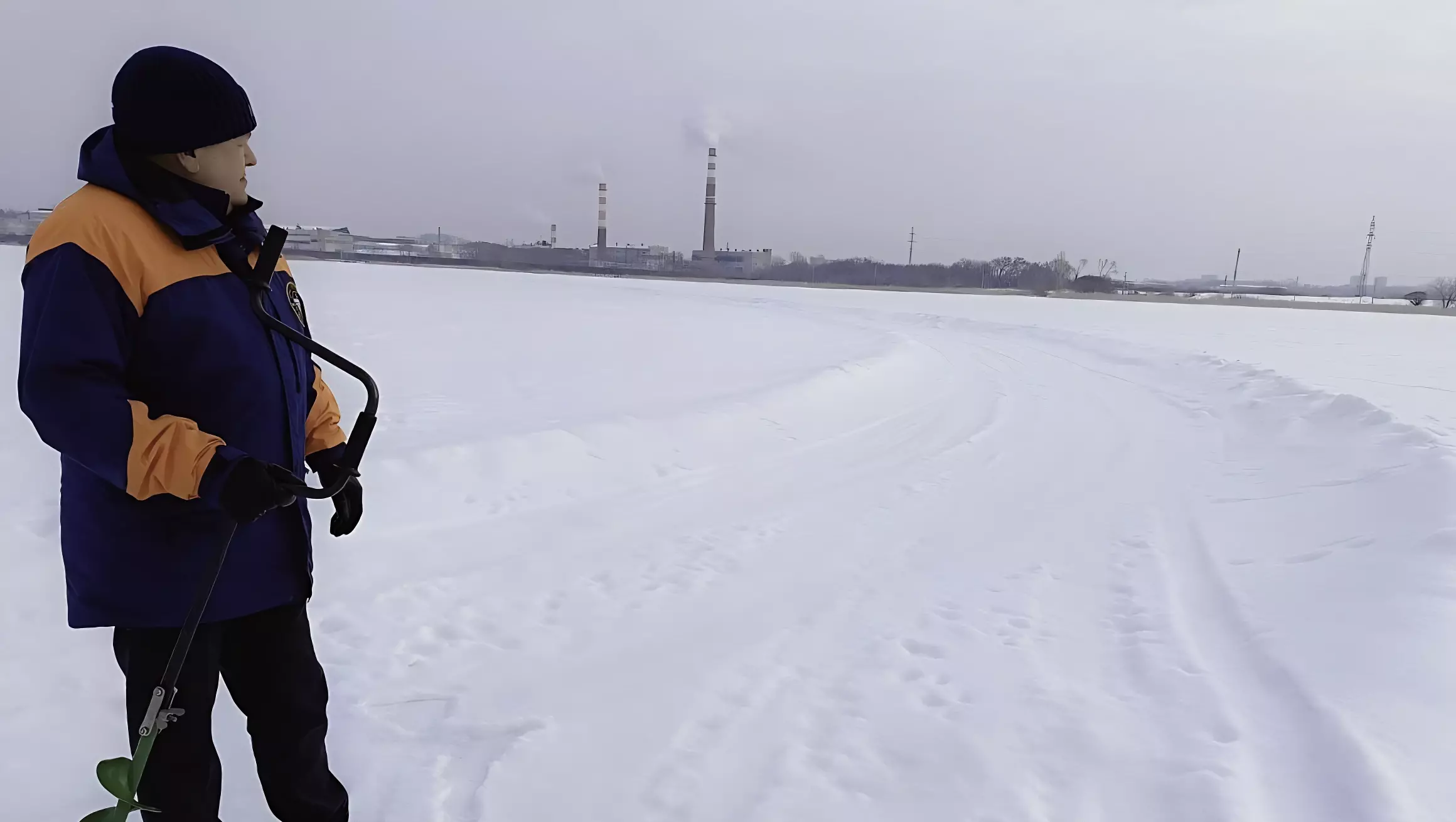 Омичи устроили опасные гонки на льду озера с детьми