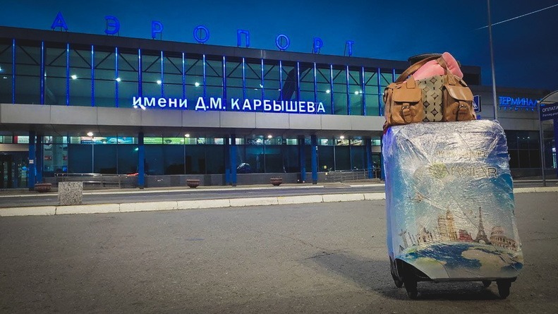 В омском аэропорту ответили, нужна ли мужчинам справка для вылета за границу