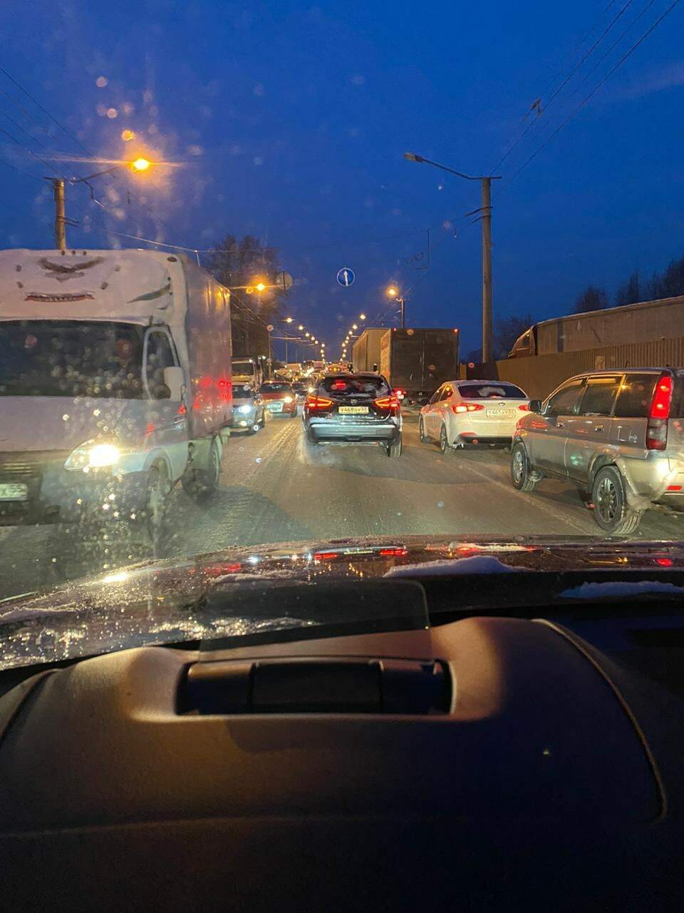 Жители Московки встали в огромные пробки из-за нового светофора
