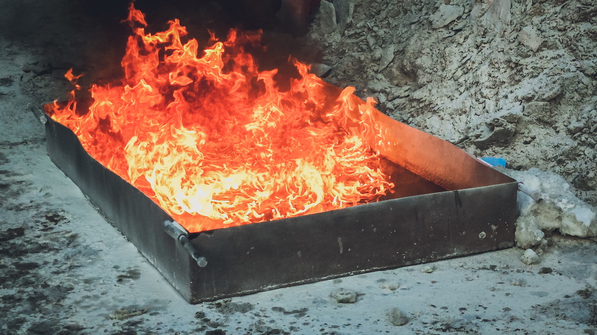 Пожар беспощадный. В Омской области неисправная электропроводка убила пенсионера