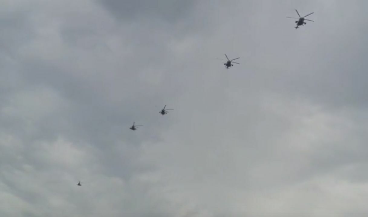 Омичи обсуждают кружащие над городом военные вертолеты (ВИДЕО)
