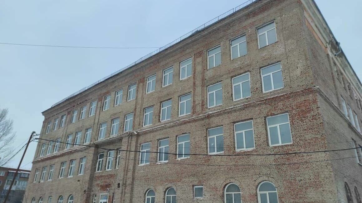 В Омске с подрядчиком расторгли контракт на капитальный ремонт гимназии № 88