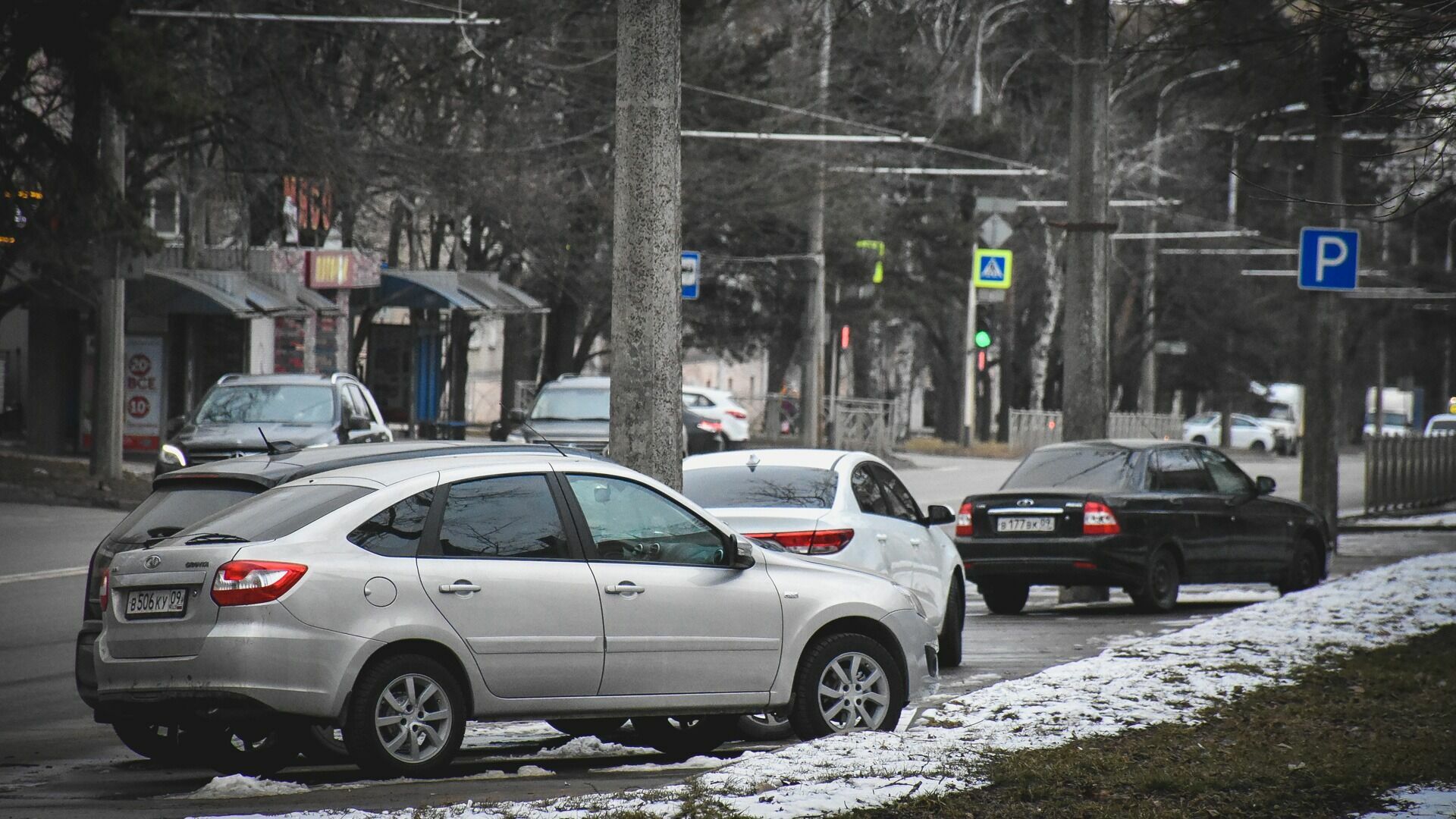 В Омске запретили парковку на участке улицы Булатова