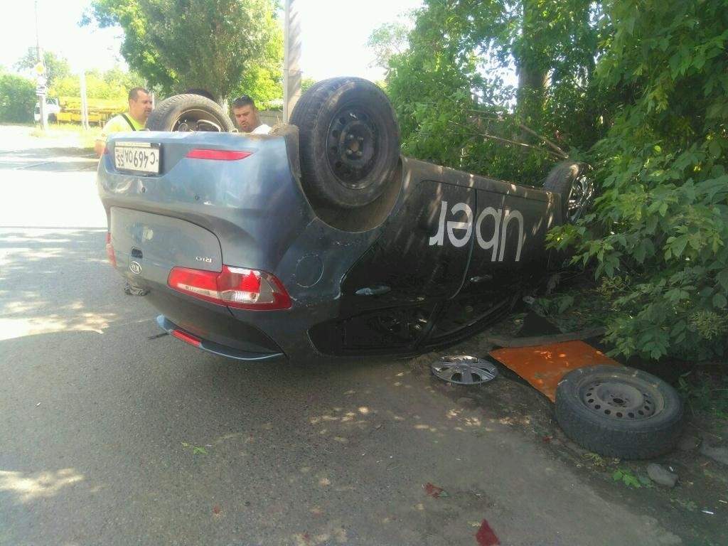 В Омске машина такси Uber опрокинулась на крышу, пострадали дети