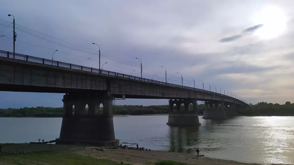 В Омске на Ленинградском мосту планируют открыть отремонтированную полосу