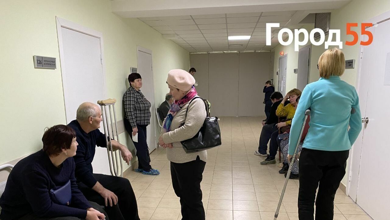В травмпункте омской больницы имени Кабанова пациенты ждут прием по 6 часов