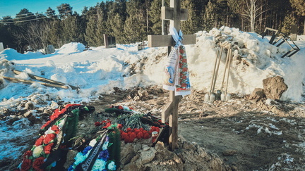 Прокуратура потребовала убрать нетронутые горы мусора на кладбище в Омской области