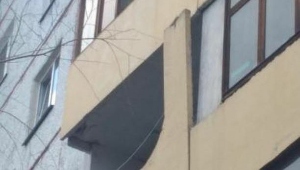 В Омске балконная плита грозит упасть на головы пешеходам