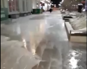 В Омске Любинский проспект залило водой из-за прорыва сетей