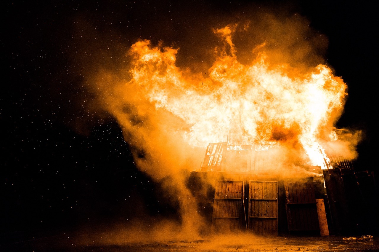 Соцсети: ночью в сгоревшем доме в центре Омска погиб мужчина