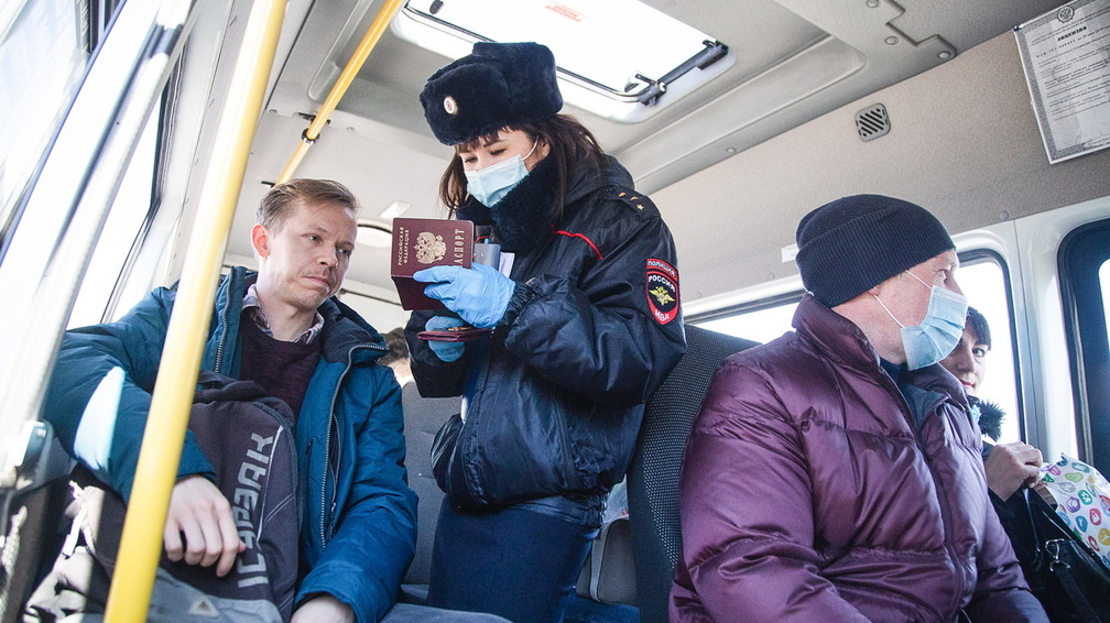 В Омске 43 пассажира попались на нарушении масочного режима