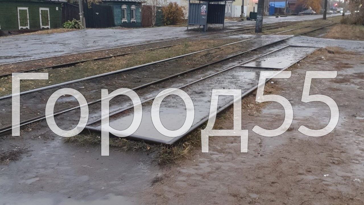 Горожане пожаловались на опасную трамвайную остановку в центре Омска