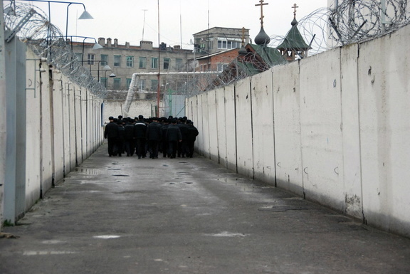 «Бей-бригады» и подавление воли. Бывшие омские заключенные рассказали о пытках в ИК-7