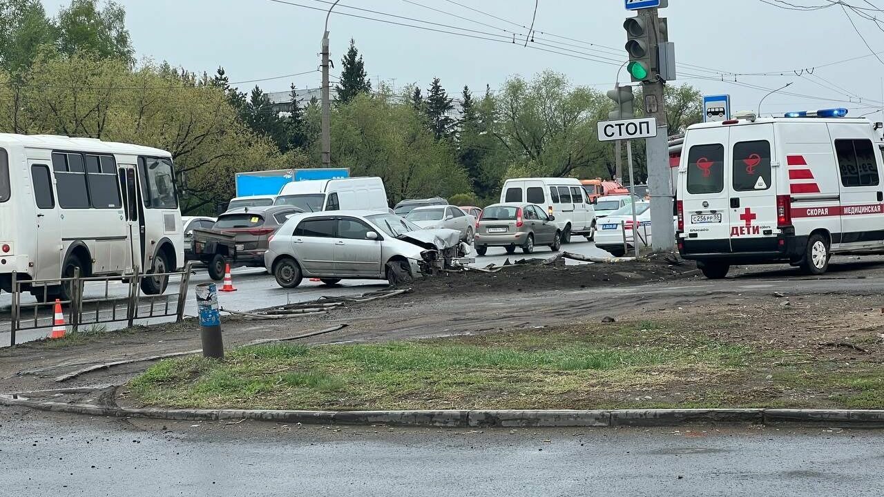 Авария произошла рядом с остановкой Проспект Комарова
