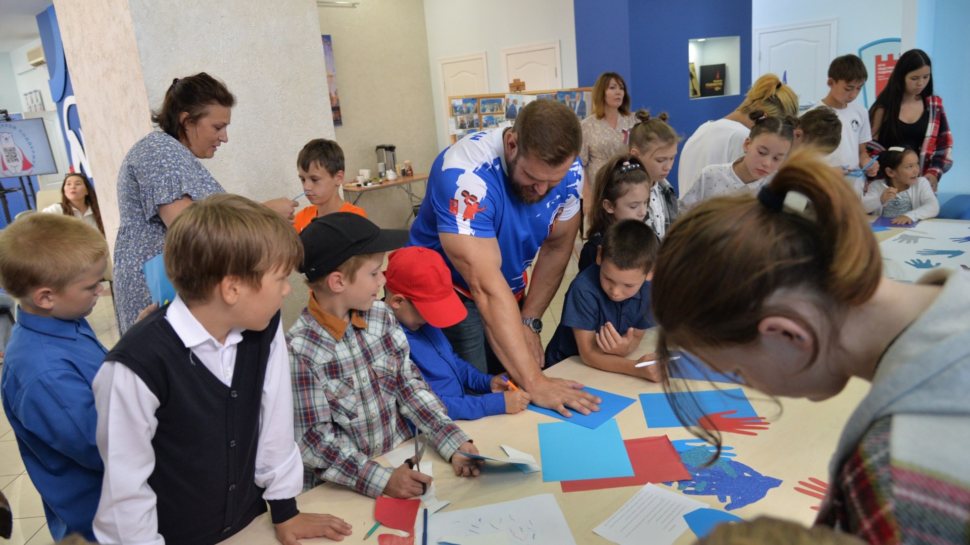 Активисты провели мастер-класс ко Дню флага для воспитанников детского дома