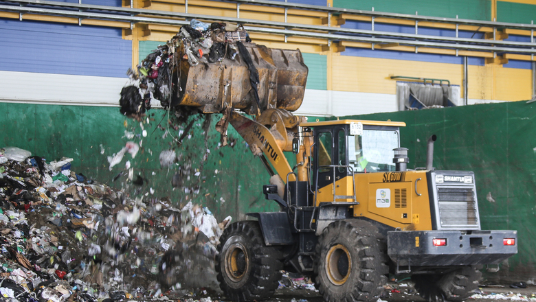 Глава Омской области заявил о возможности расторжения договора с мусорным оператором