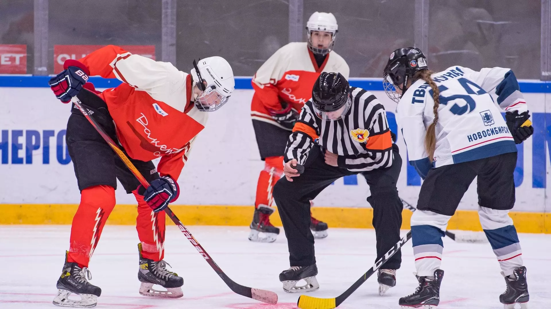 Омский НПЗ поддержал хоккейный матч среди женских команд из пяти регионов