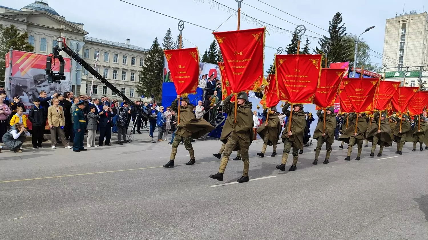Штандарты легендарных воинских соединений и частей, сформированных в годы войны на территории Омской области