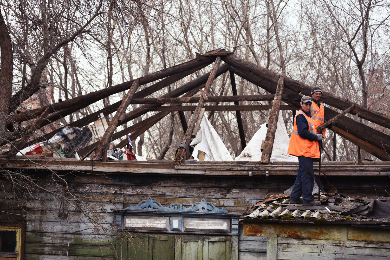 Строители все-таки начали снос столетнего дома на Сажинской