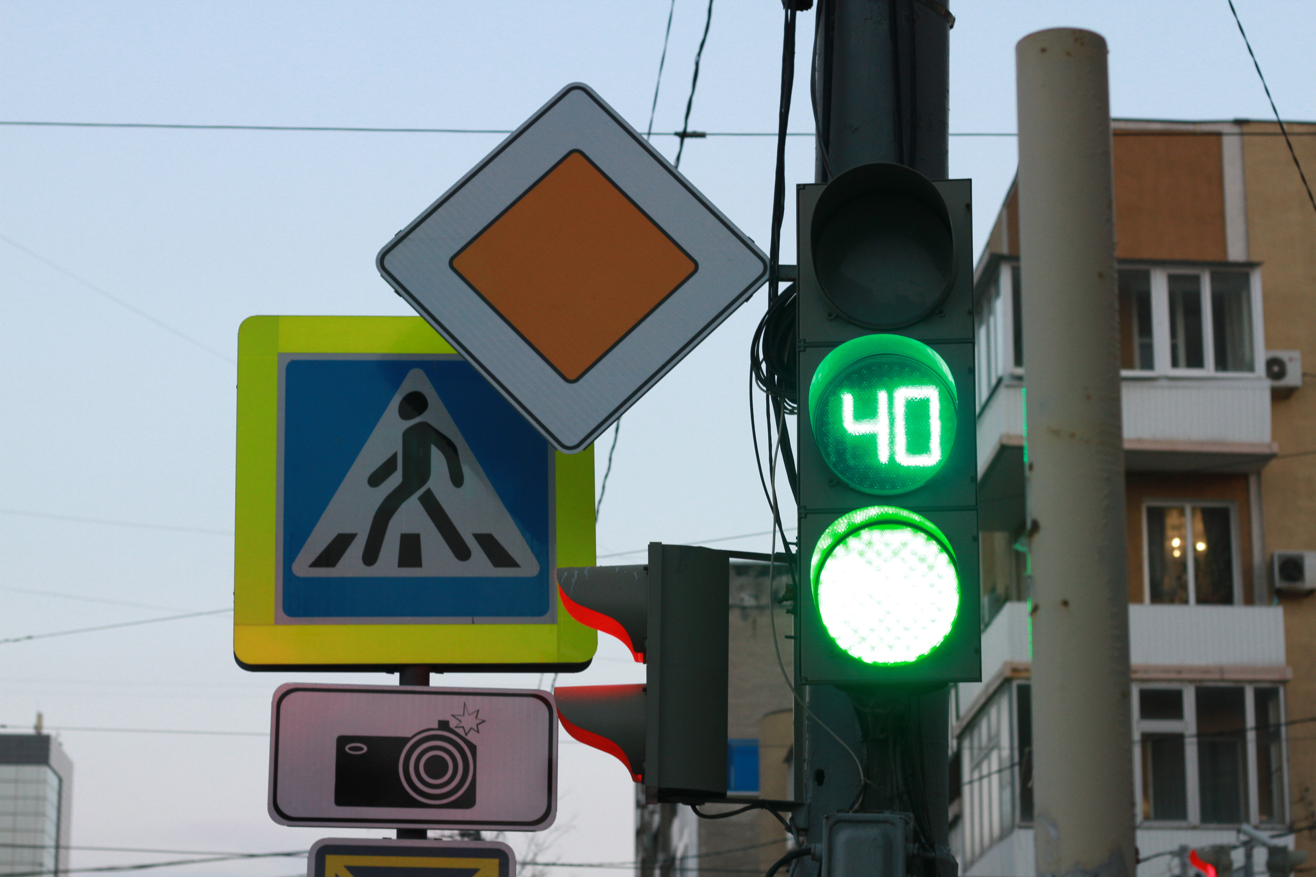 В Омске отменили и объявили новый конкурс на поставку дорожных знаков